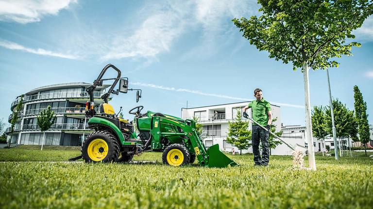 Kompaktni večnamenski traktor z nakladalnikom 120R