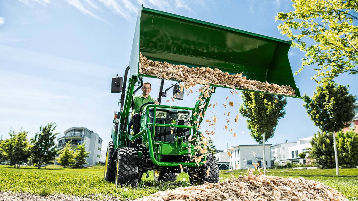 Kompaktni večnamenski traktor z nakladalnikom 120R