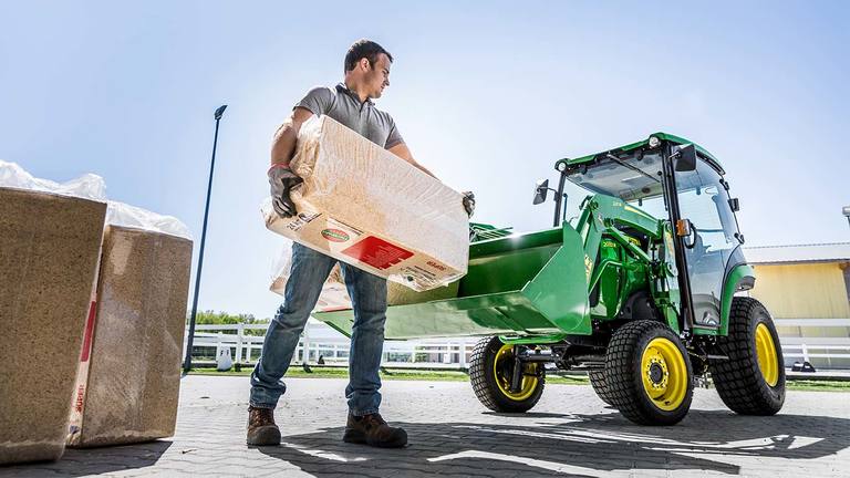 Kompaktni večnamenski traktor z nakladalnikom 220R