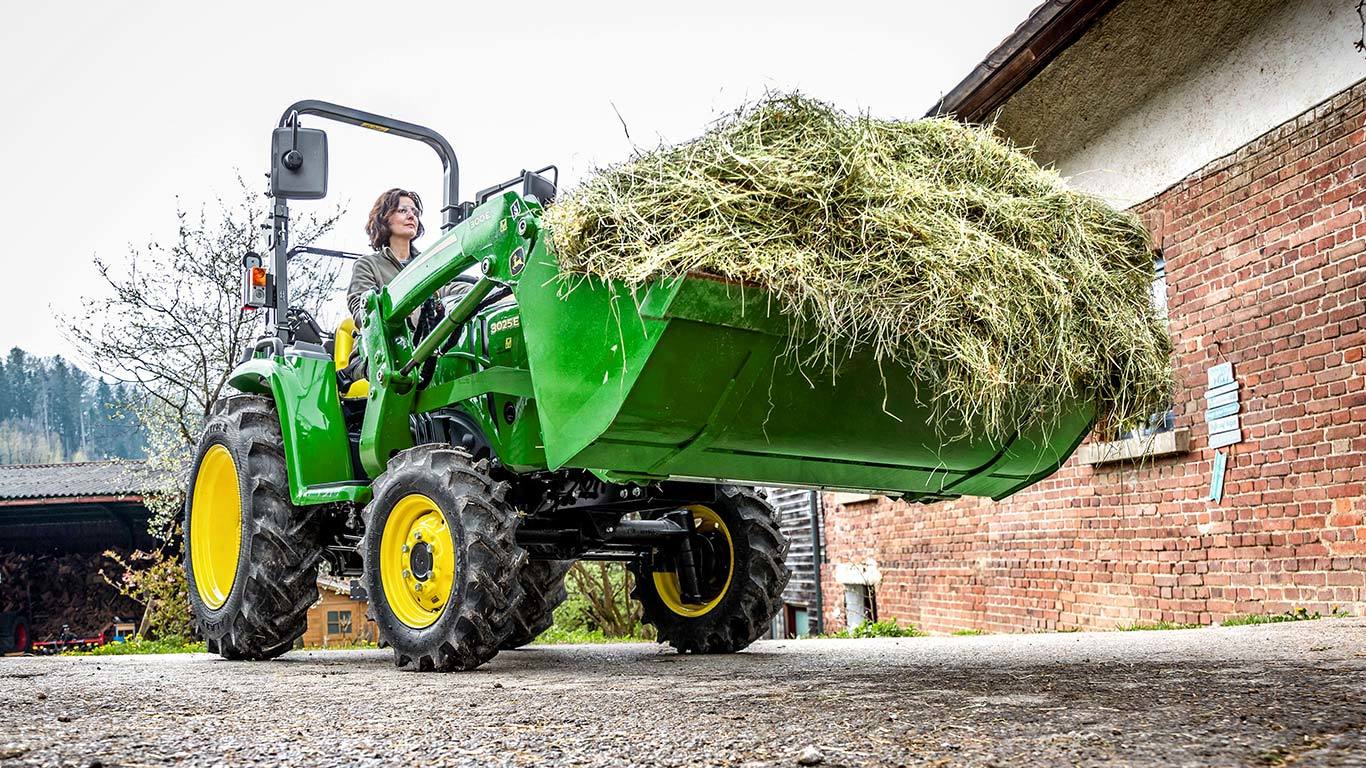 Kompaktni večnamenski traktor z nakladalnikom 300E