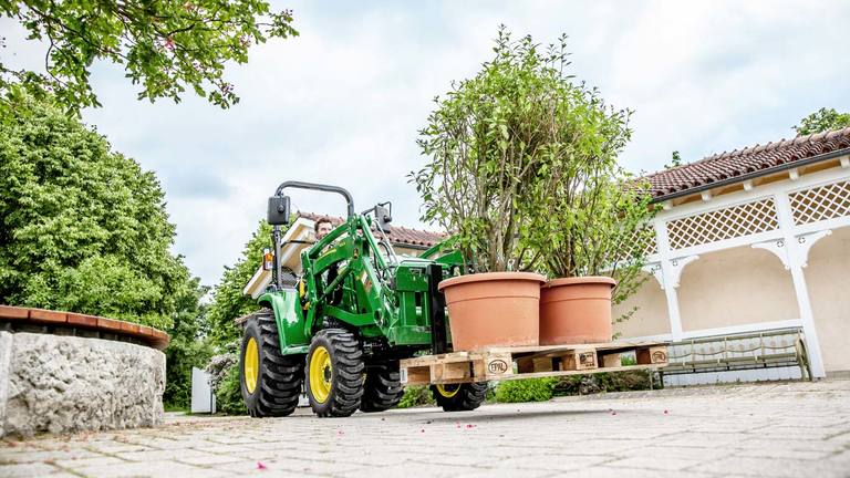 Kompaktni večnamenski traktor z nakladalnikom 300E