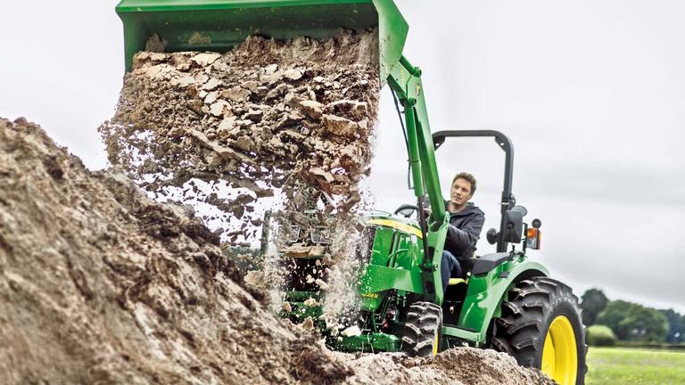 Kompaktni večnamenski traktor z nakladalnikom 400E