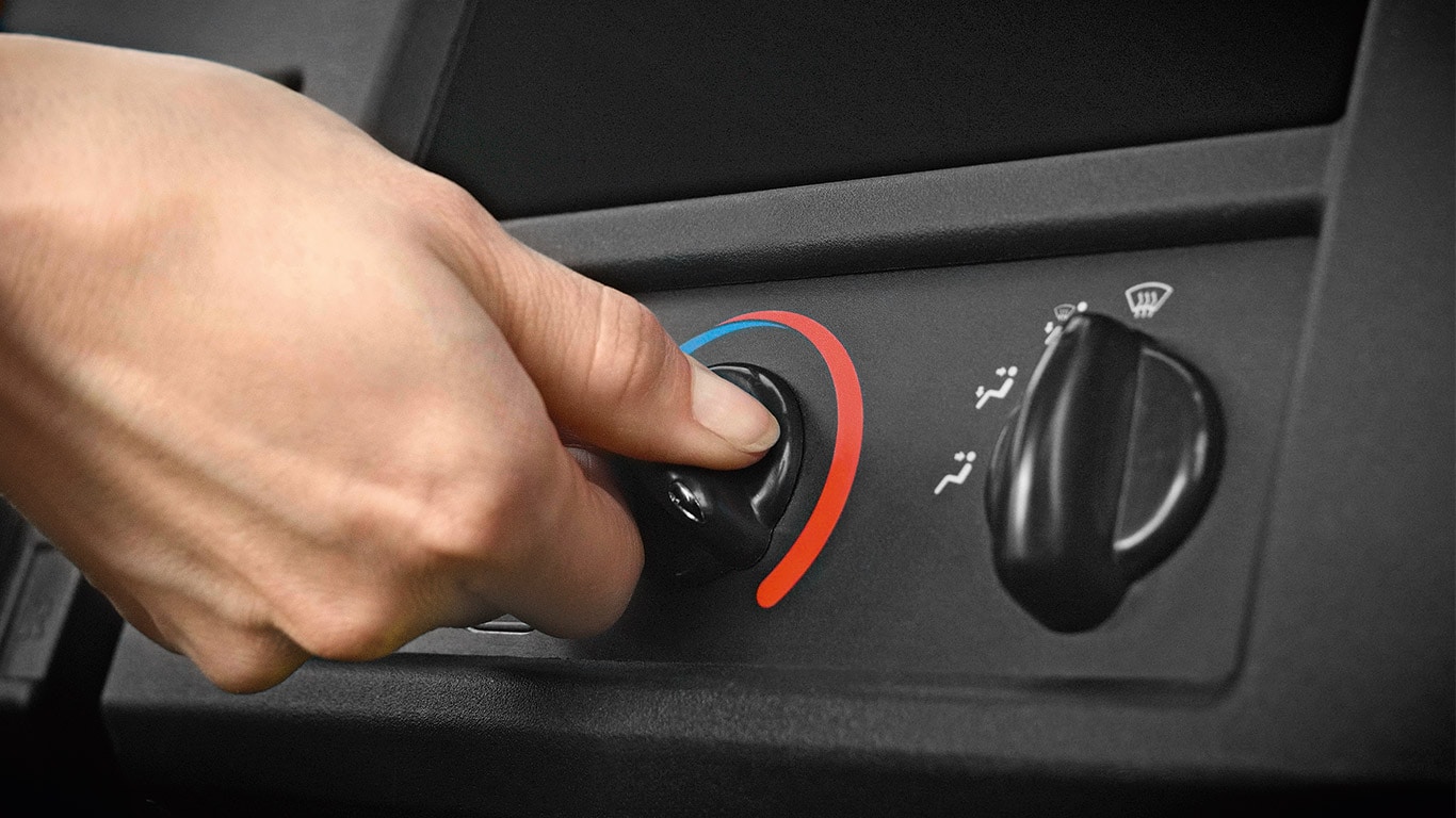 Bližinski posnetek gumba za nastavitev gretja in hlajenja na klimatski napravi v večnamenskih vozilih Gator XUV865M in XUV835M