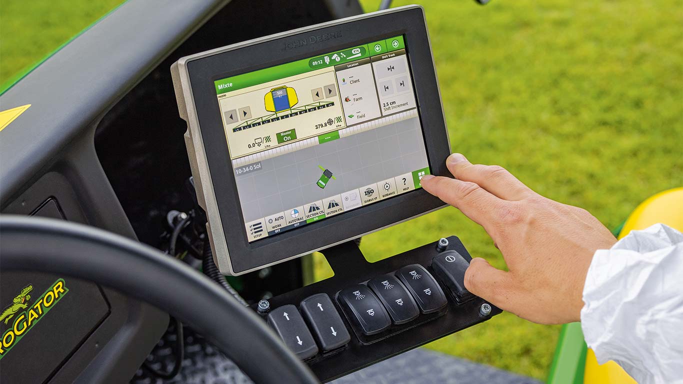 Vzdrževalec zelenic uporablja zaslon na svoji kosilnici John Deere, da prilagodi stroj svojemu trenutnemu opravilu.