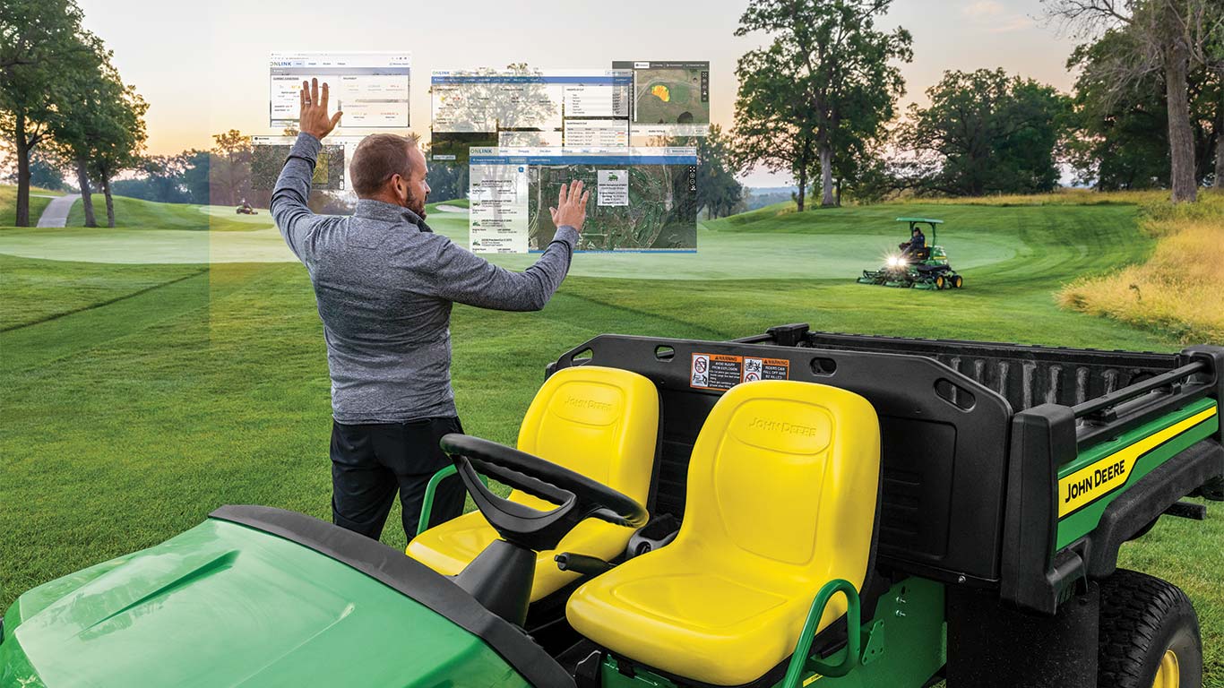 Vzdrževalec zelenic upravlja namišljene pametne zaslone za vzdrževanje zelenic v zraku na igrišču za golf.