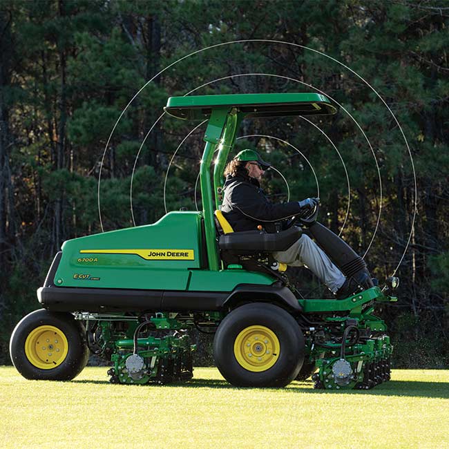 Vzdrževalec zelenic dela na travnatem območju s kosilnico za čistine John Deere in uporablja povezovalno tehnologijo.