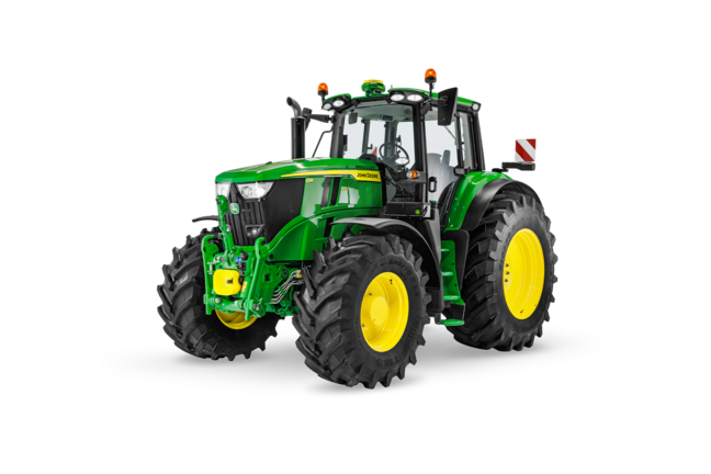 Traktor John Deere 6M 240 na belem ozadju, ki poudarja konfiguracijo z največjo močjo in širok kolotek