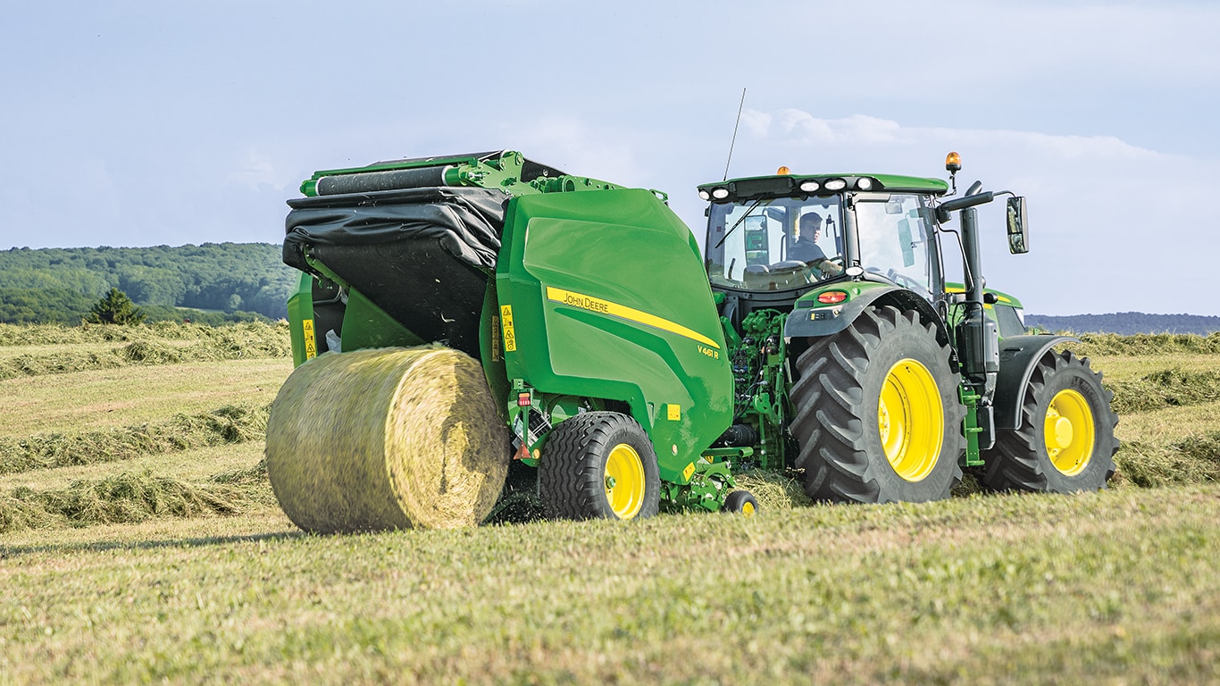 Balirka s spremenljivo komoro John Deere V461R s traktorjem 6R