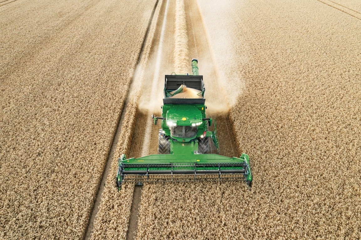 Kombajn razklada zrnje med žetvijo pšeničnega polja z glavo deluje učinkovito
