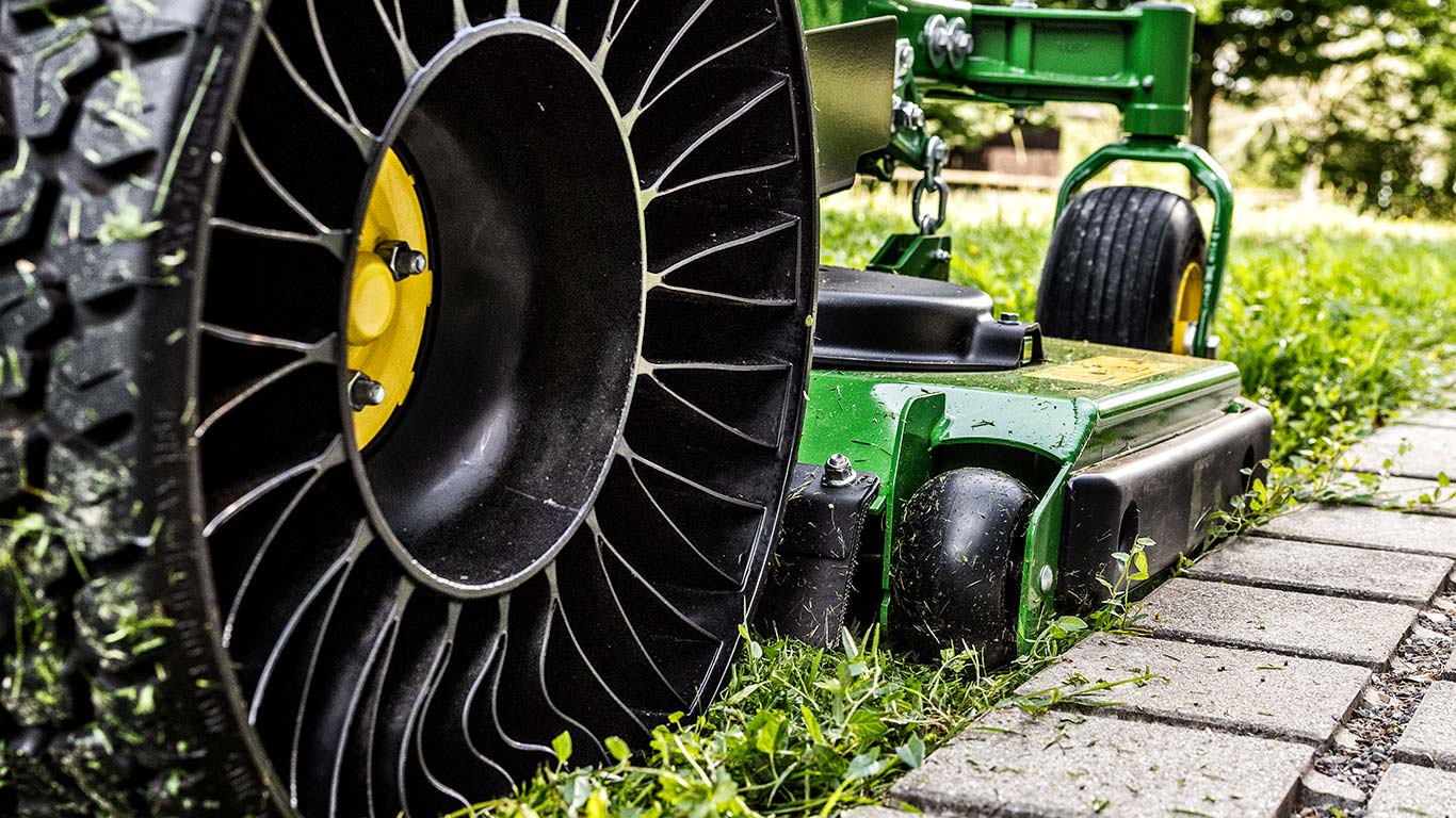 Nenapihljive radialne pnevmatike Michelin x Tweel Turf (izbirno)