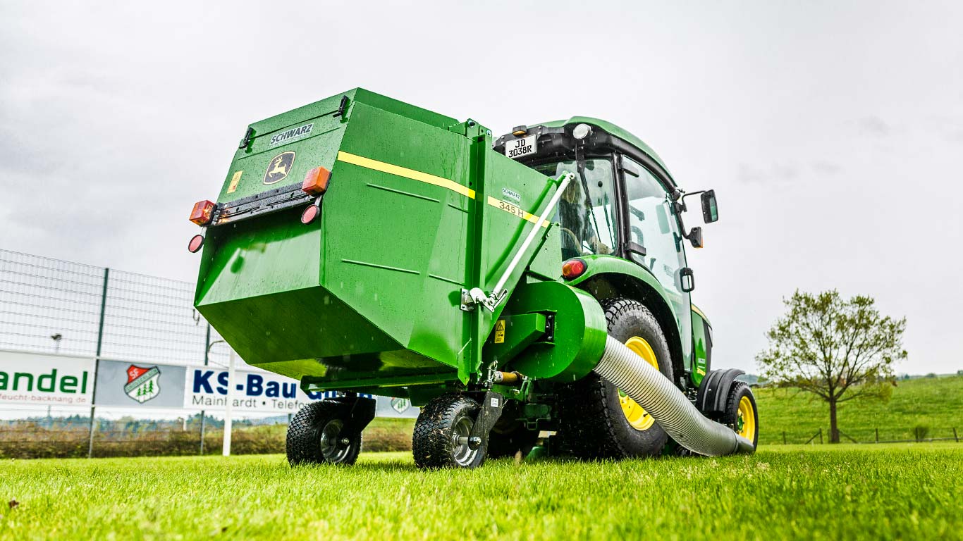 Kompaktni traktor John Deere s sistemom za zbiranje materiala