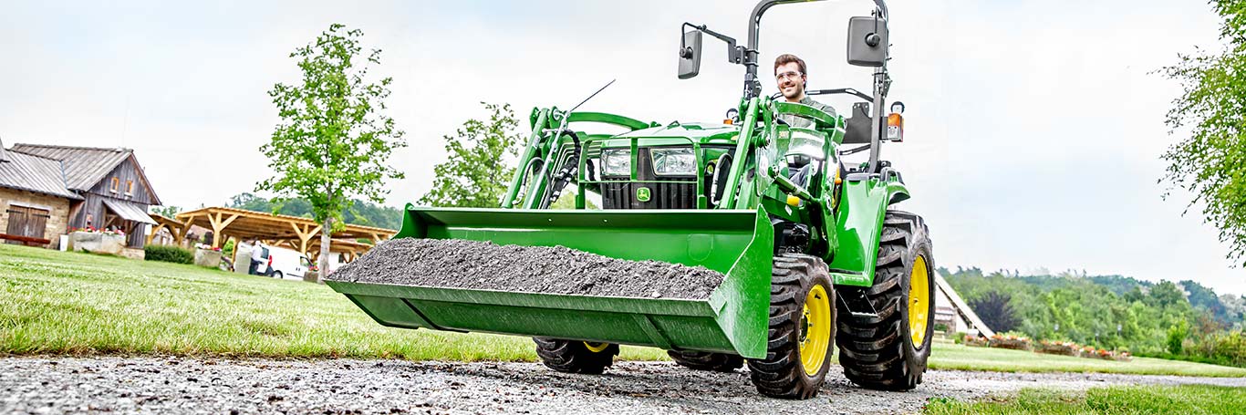 Kompaktni večnamenski traktor z nakladalnikom