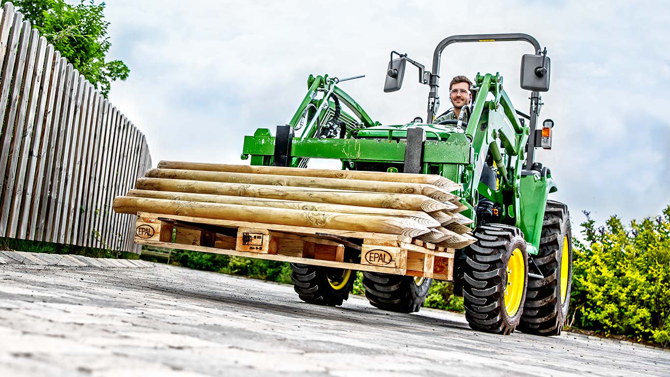 Kompaktni večnamenski traktor z nakladalnikom 300E MSL