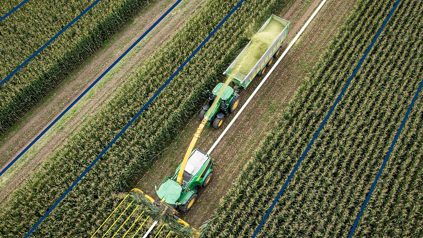 Traktor na kmetiji, pogled od zgoraj