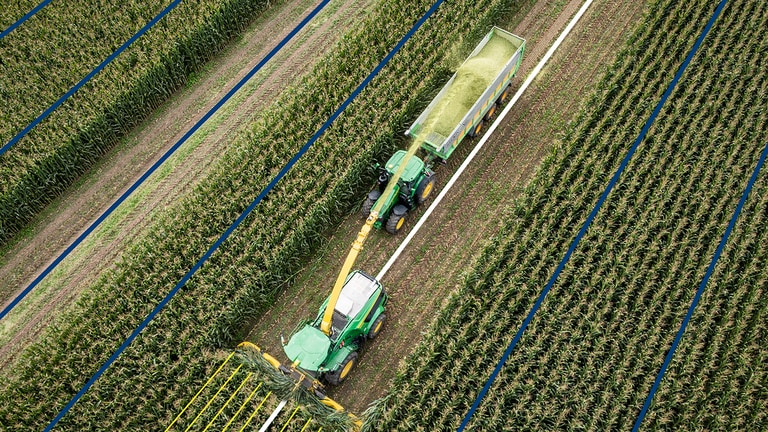 Traktor na kmetiji, pogled od zgoraj