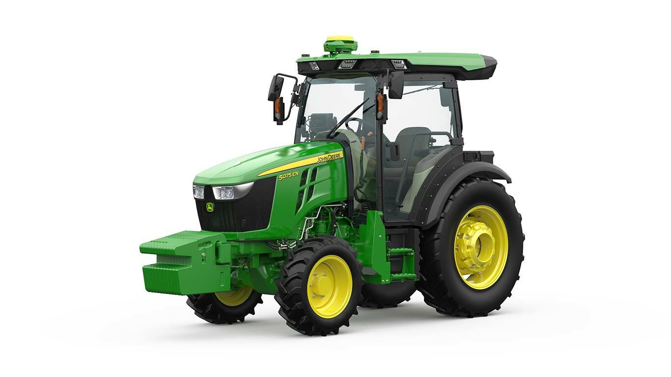 Traktor John Deere 5075EN v zeleni in rumeni barvi, sprednji pogled s kompaktno zasnovo in robustnimi pnevmatikami.