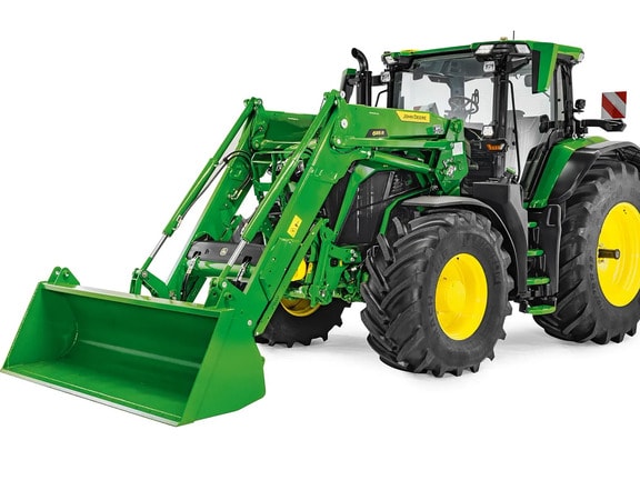 Traktor John Deere z iztegnjenim sprednjim nakladalnikom in nakladalno žlico, studijski posnetek, ki poudarja doseg nakladalnika in dvižno višino.