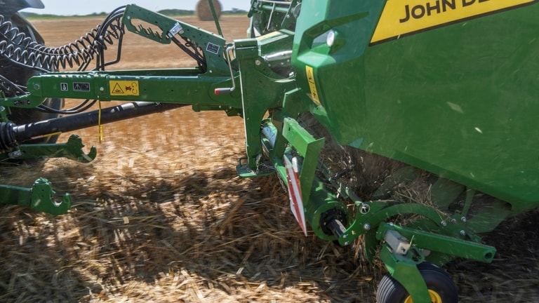 Pobiralnik bal John Deere VR z veliko zmogljivostjo, ki zajame ogromno kopico slame