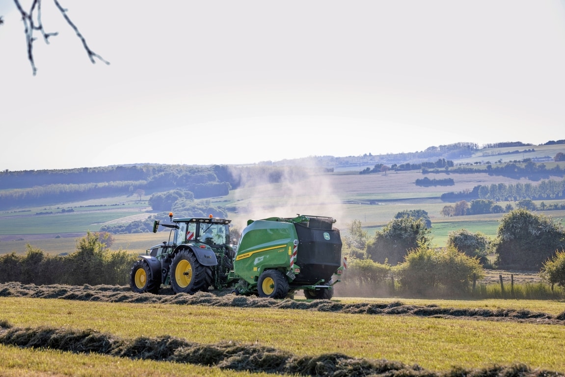 Traktor John Deere 6R 185 z balirko John Deere V462R balira seno