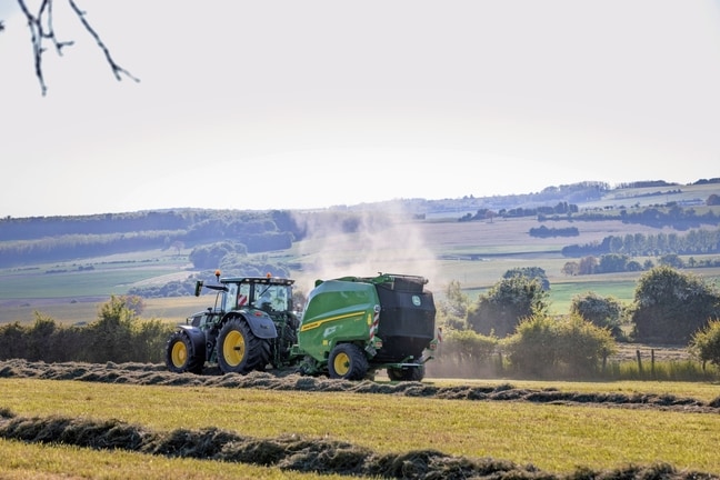 Traktor John Deere 6R 185 z balirko John Deere V462R balira seno