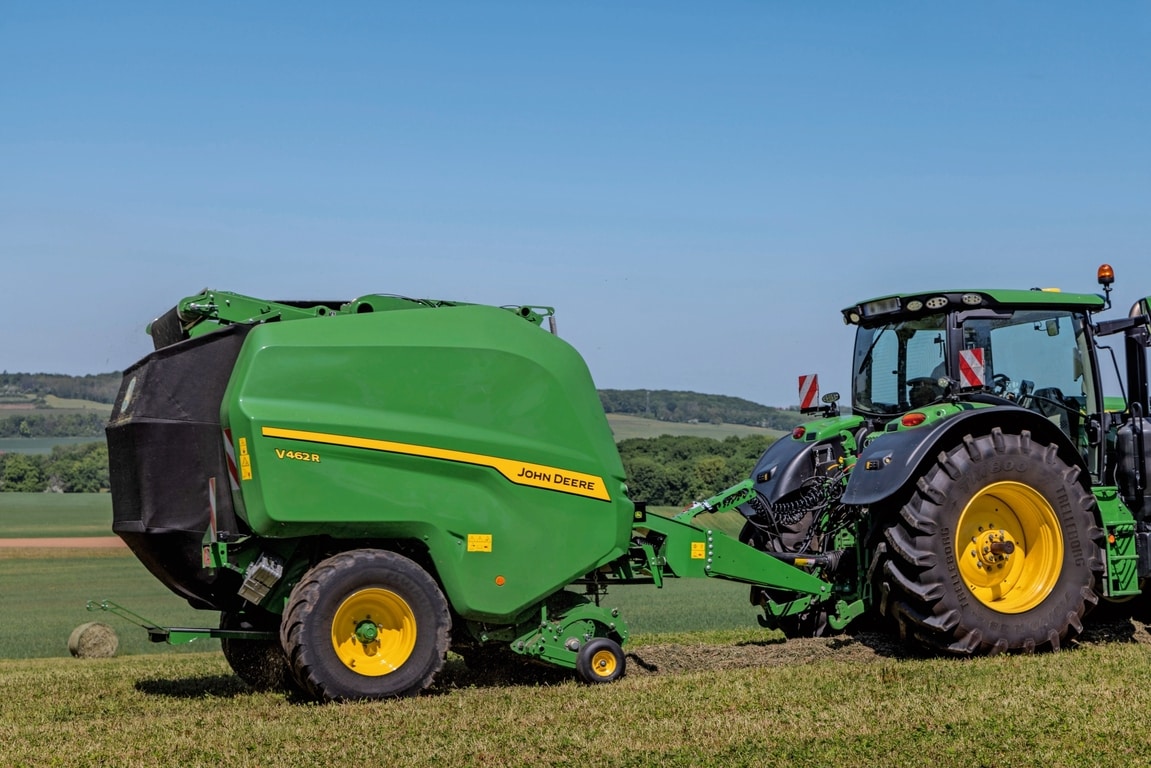 Traktor John Deere 6R 185 z balirko John Deere V462R balira seno