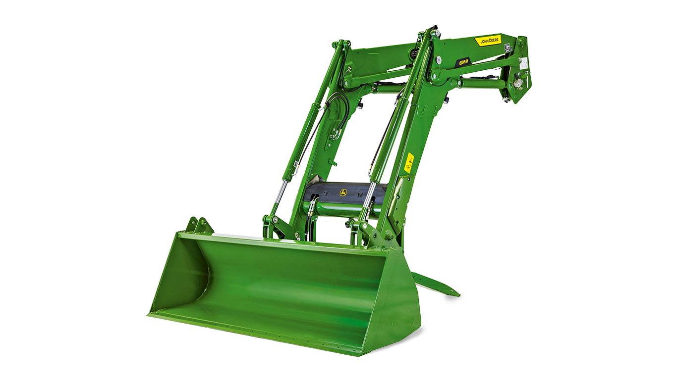 Zelen traktor John Deere z dvignjenim sprednjim nakladalnikom, prikazan na belem ozadju za podrobnejši prikaz kmetijske opreme.