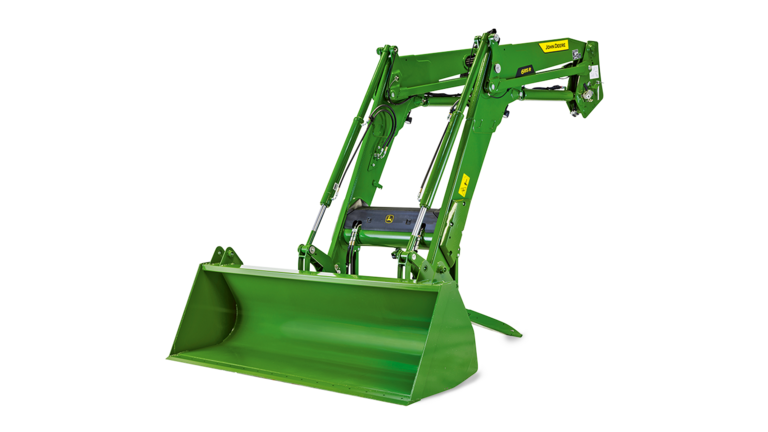 Zelen traktor John Deere z dvignjenim sprednjim nakladalnikom, prikazan na belem ozadju za podrobnejši prikaz kmetijske opreme.